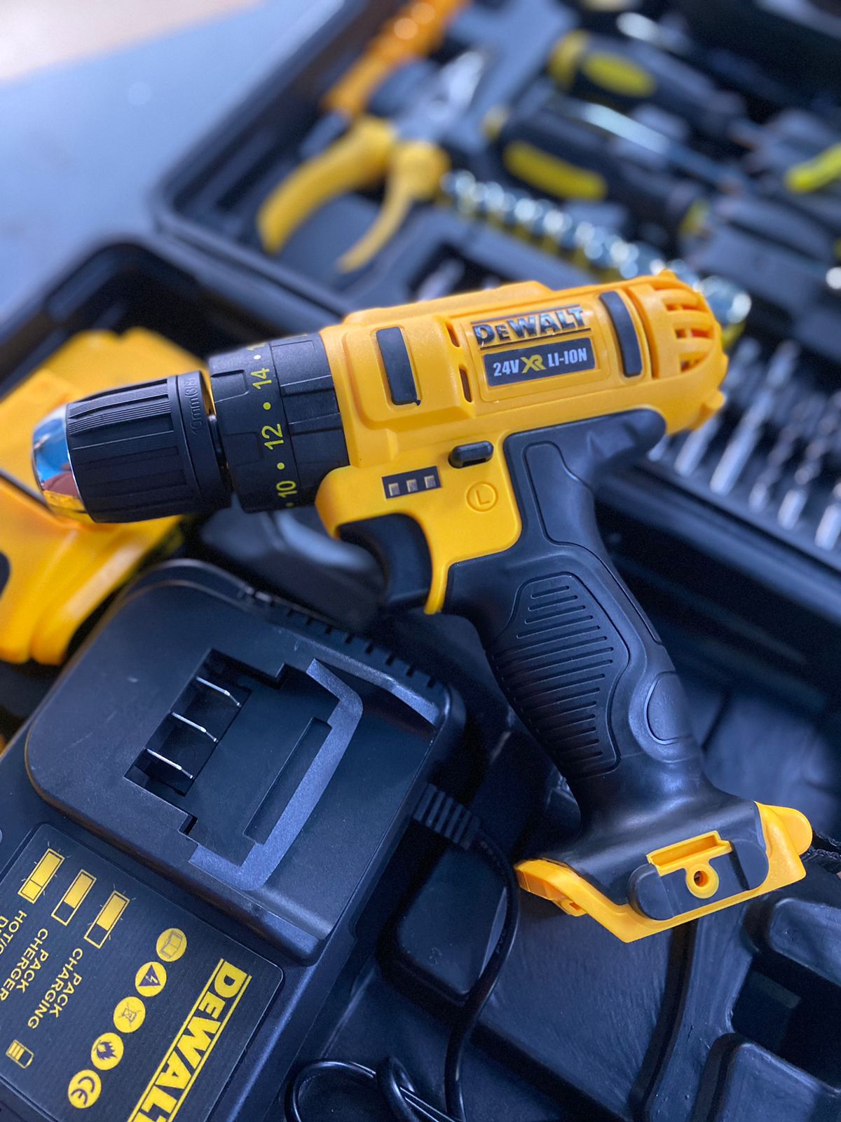 Taladro Inalámbrico de 24V + Kit de Accesorios y Herramientas